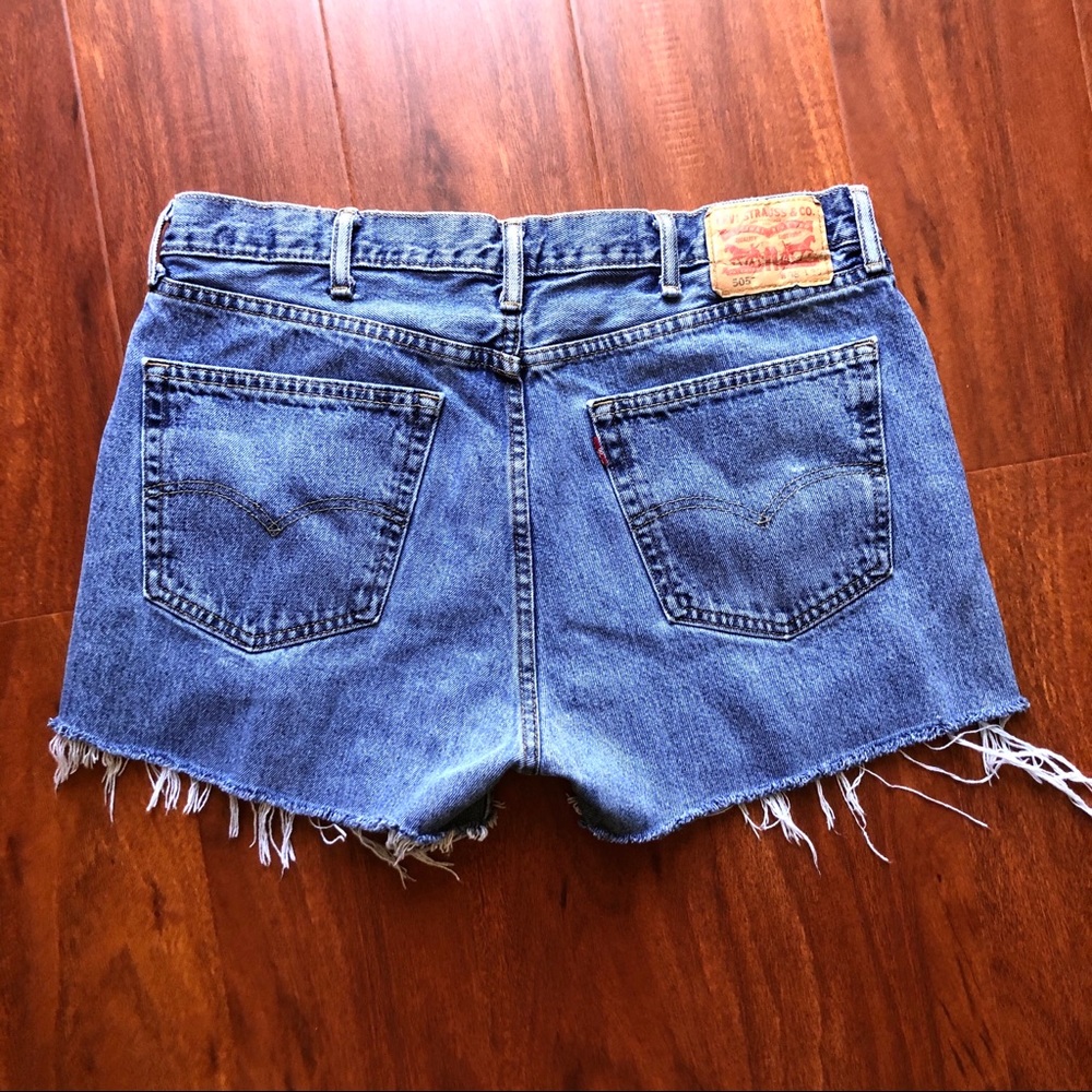 VTG Levi’s high waisted denim shorts